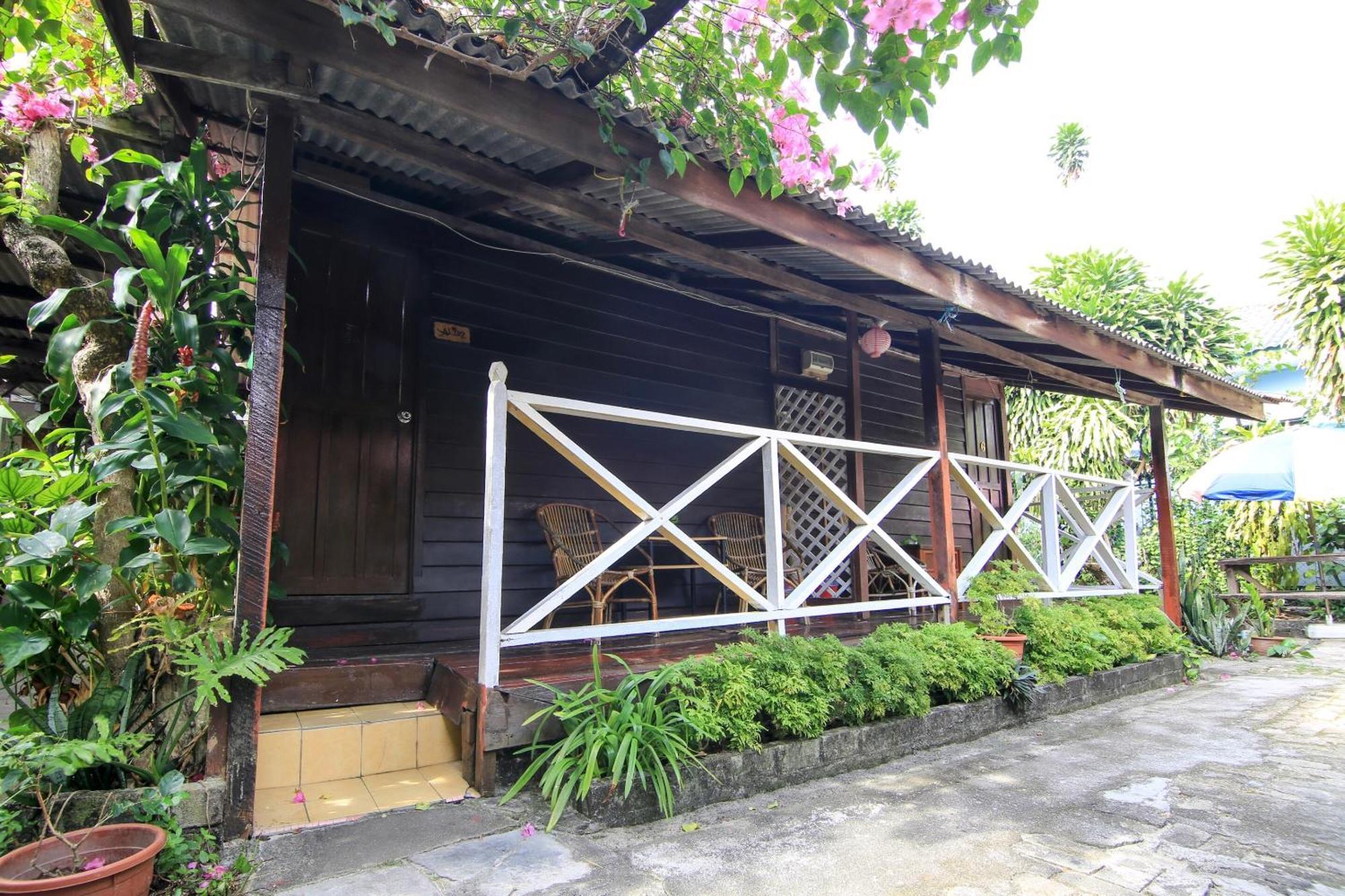 Ombak Inn Chalet Kampung Teluk Nipah Exterior photo