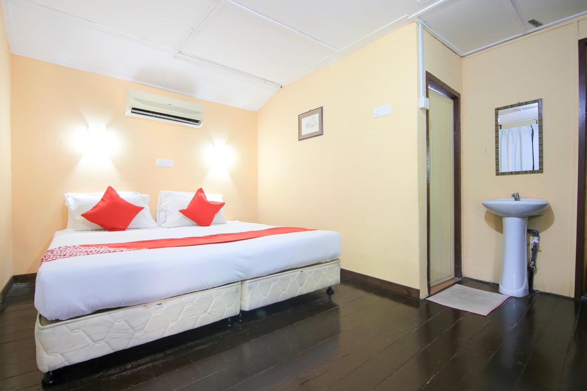 Ombak Inn Chalet Kampung Teluk Nipah Exterior photo